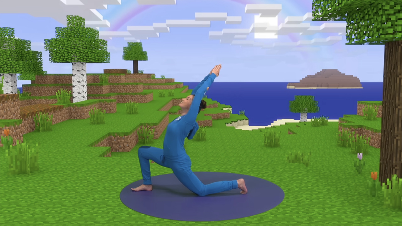 Uma mulher com um macacão azul fazendo uma pose de ioga com um fundo com tema Minecraft.