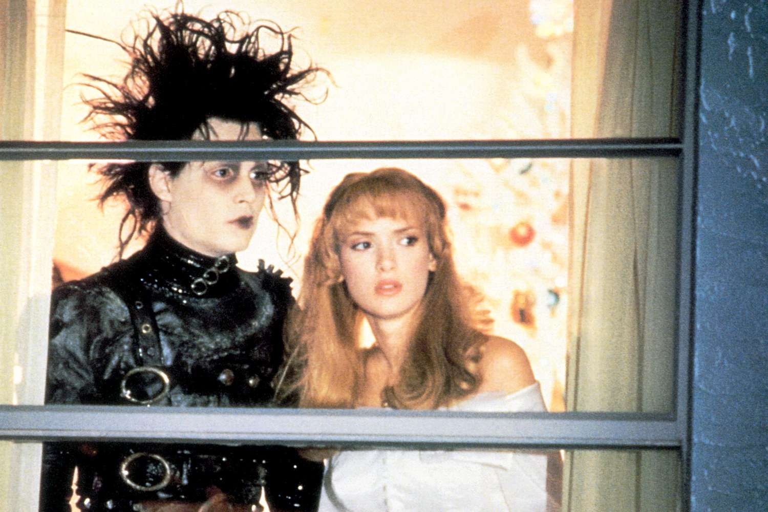 Johnny Depp et Winona Ryder dans Edward aux mains d'argent.