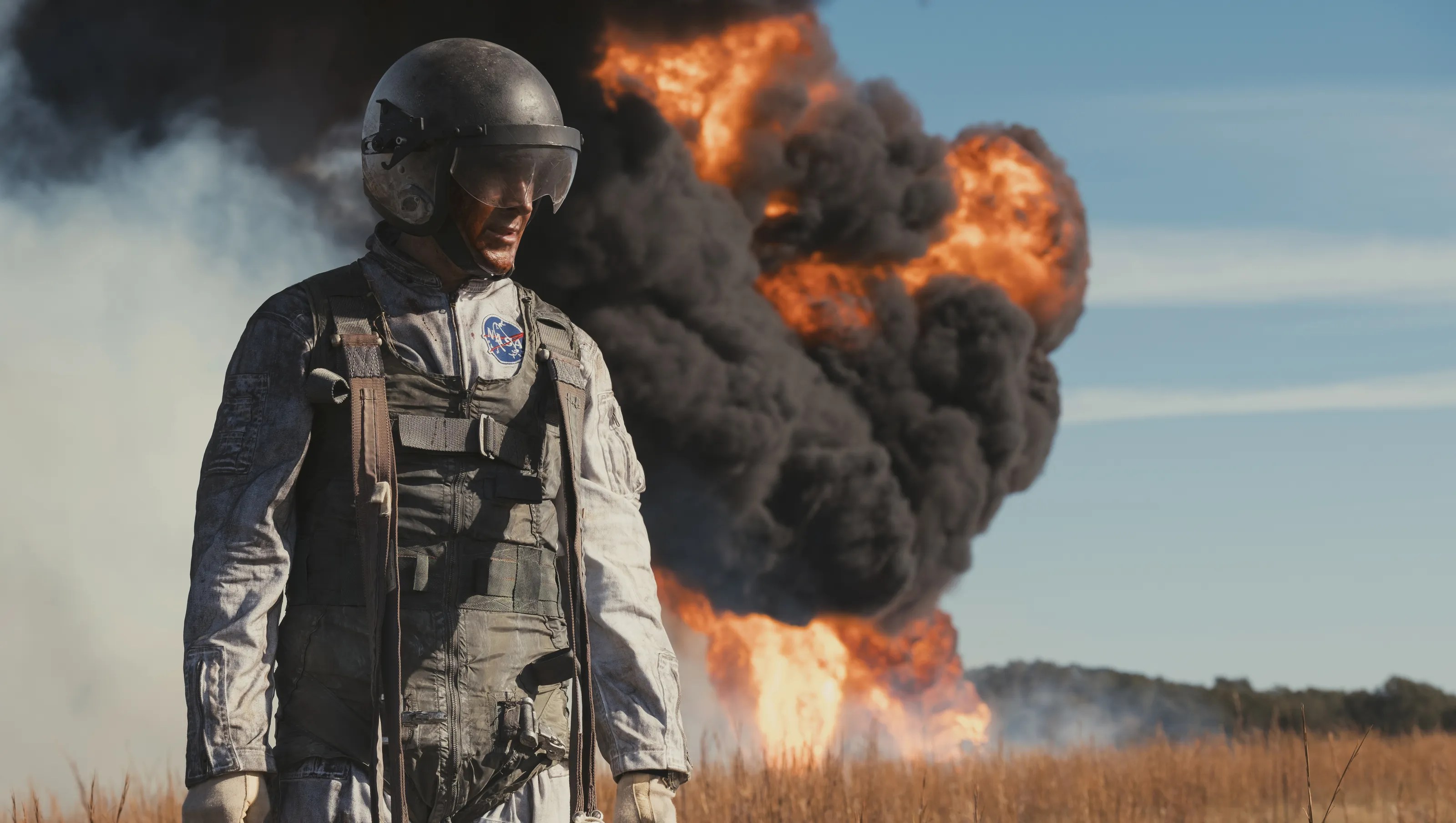 Une explosion se produit derrière un homme dans First Man.