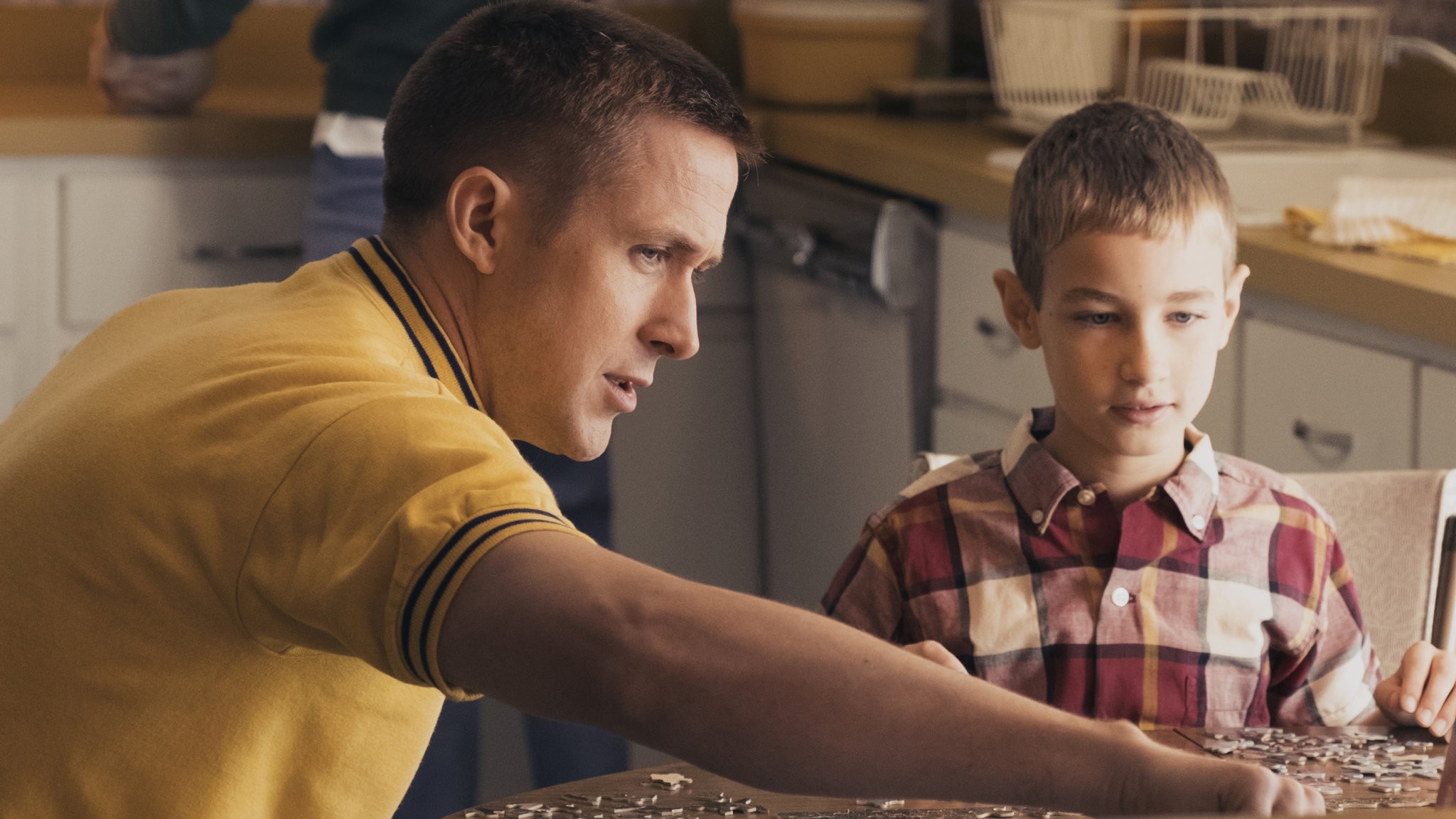 Un père interagit avec son fils dans First Man.