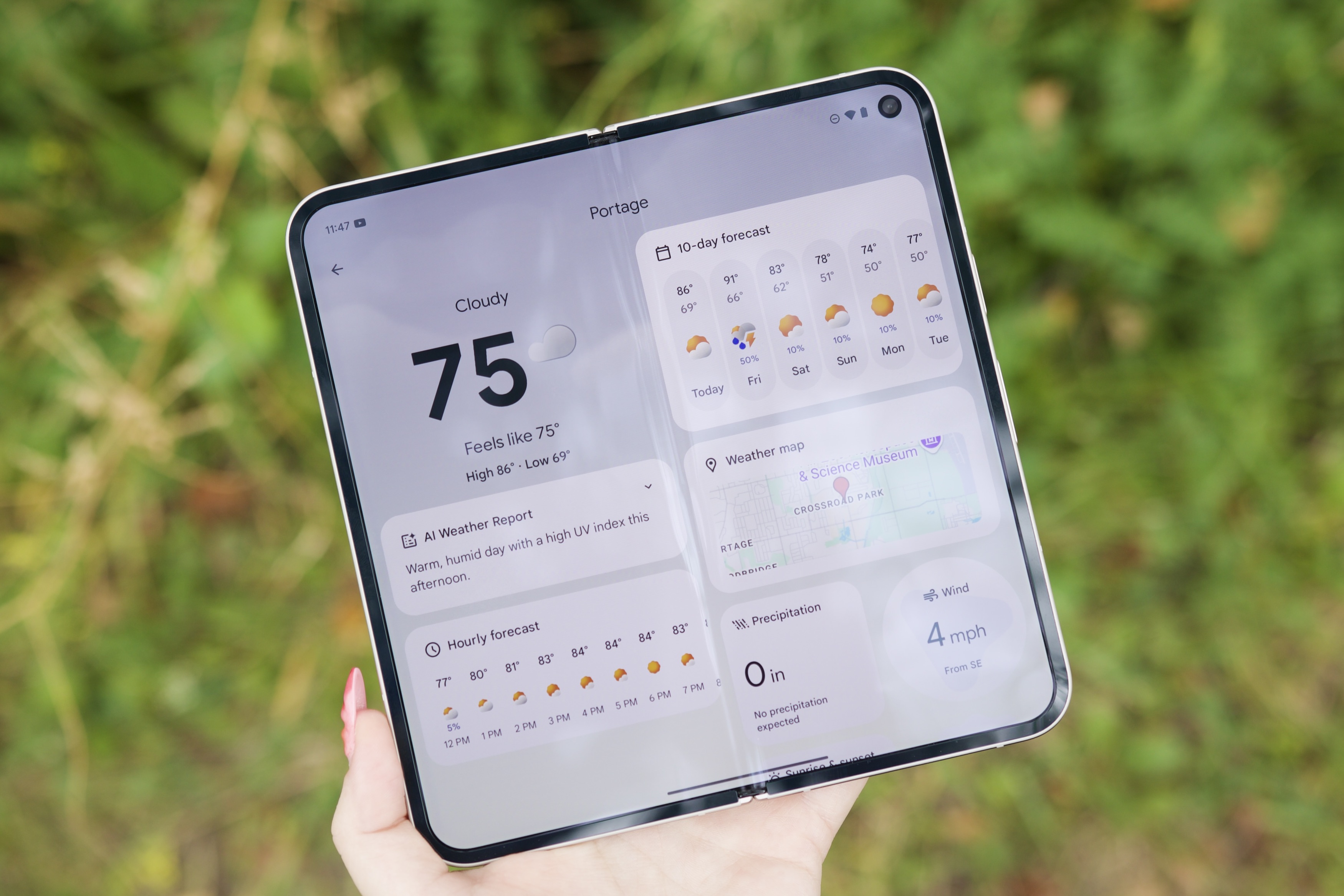 在 Google Pixel 9 Pro Fold 上运行的 Pixel Weather 应用。