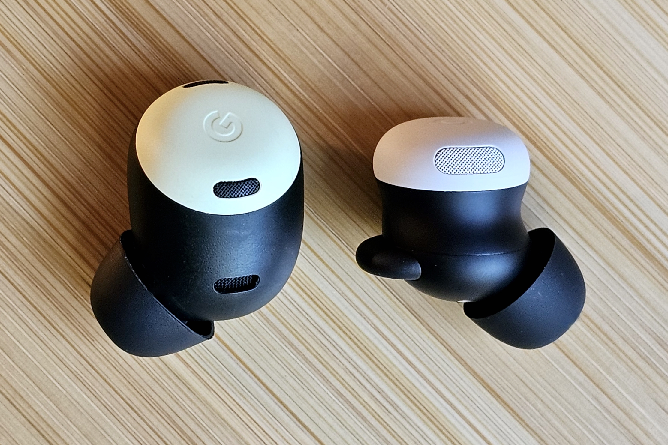 Google Pixel Buds Pro 2 和 Pixel Buds Pro 并排放置。