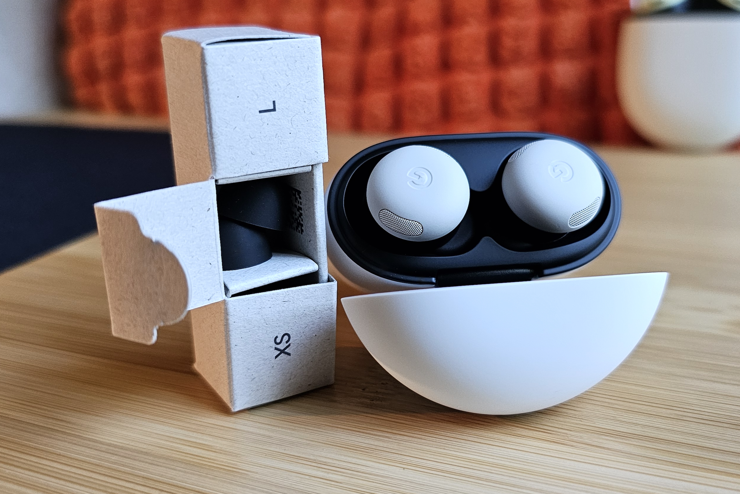 Google Pixel Buds Pro 2 com fones de ouvido acessórios.