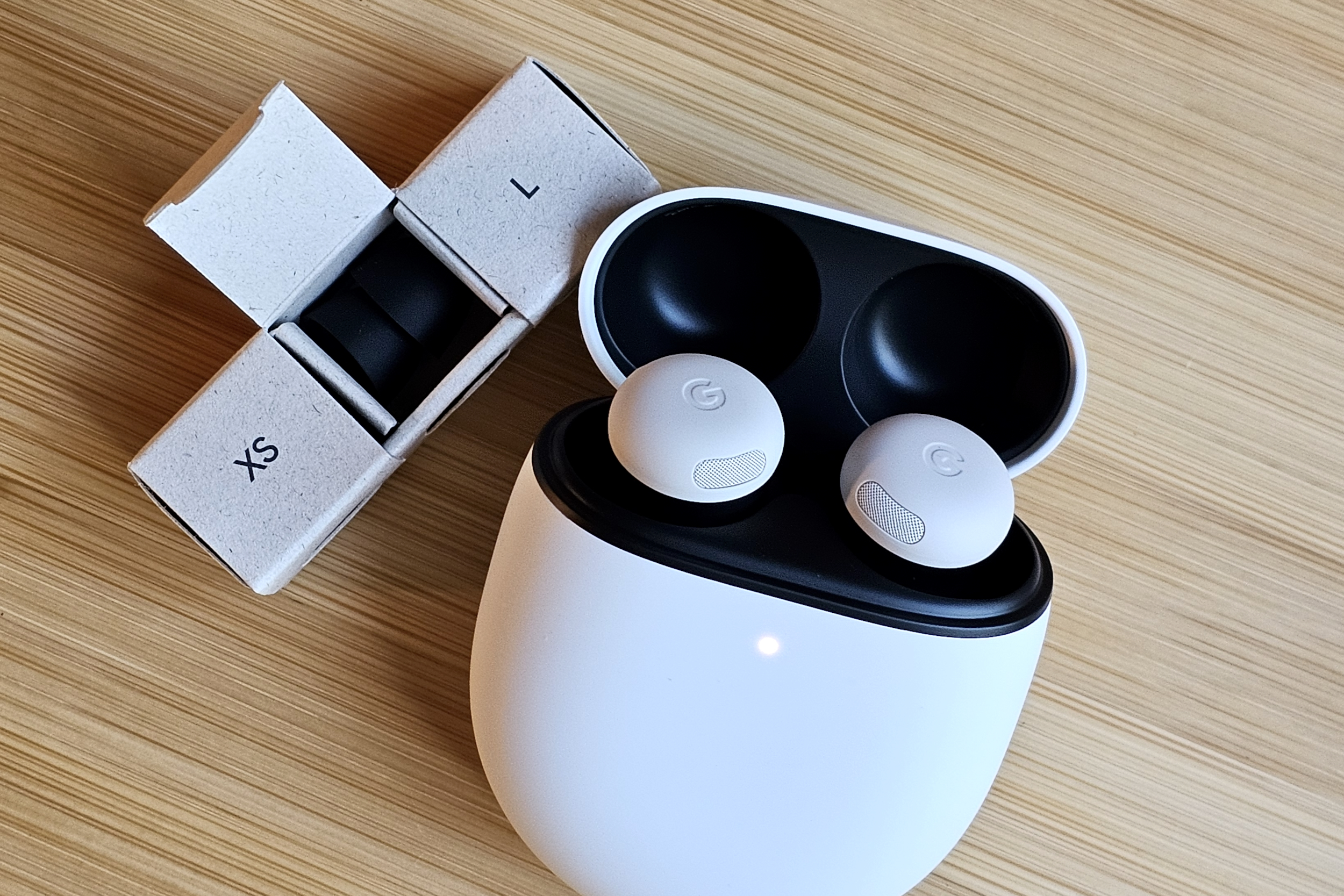 带有配件耳塞的 Google Pixel Buds Pro 2。