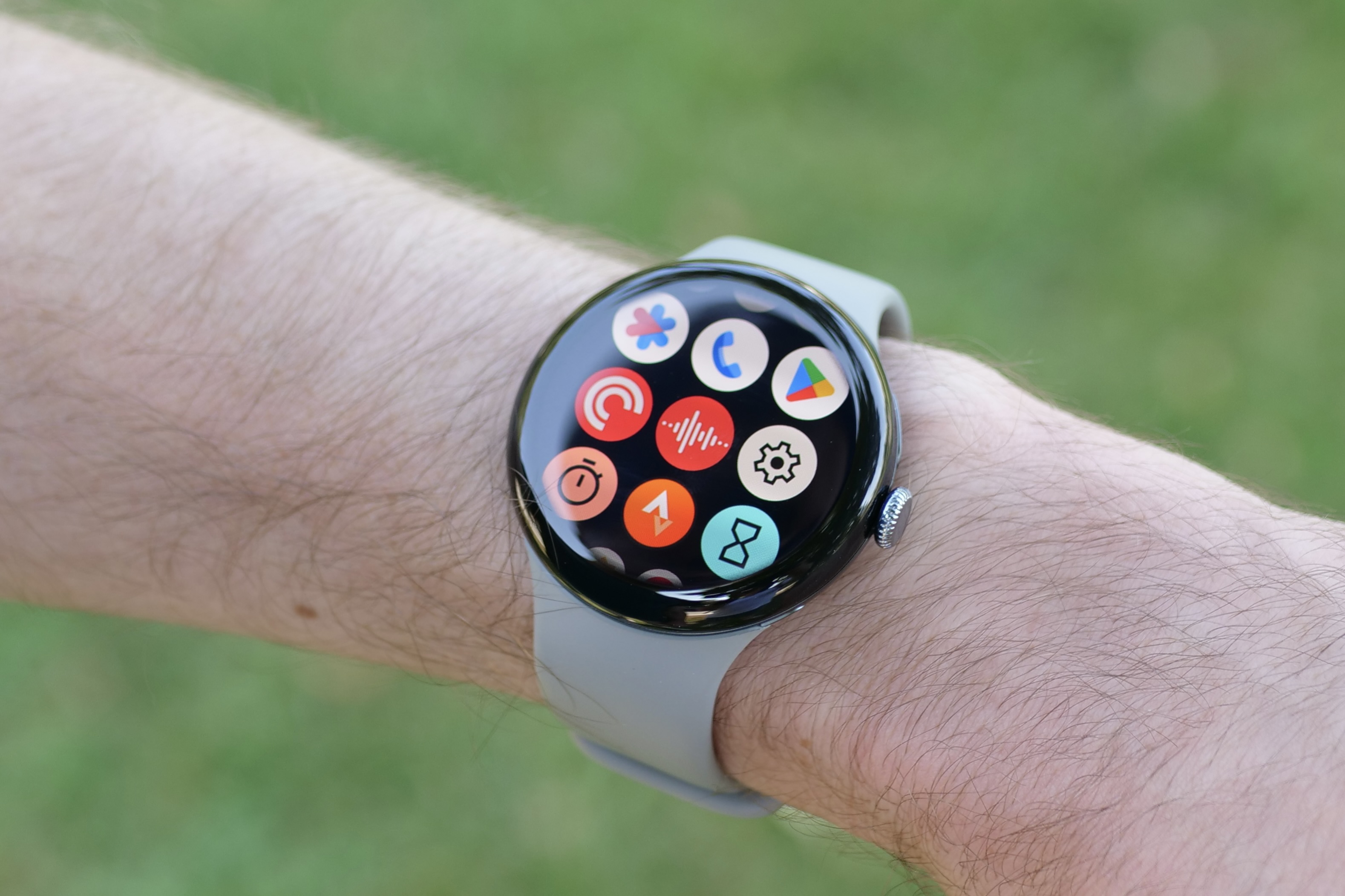 Alguien con el Google Pixel Watch 3, mostrando el cajón de aplicaciones.