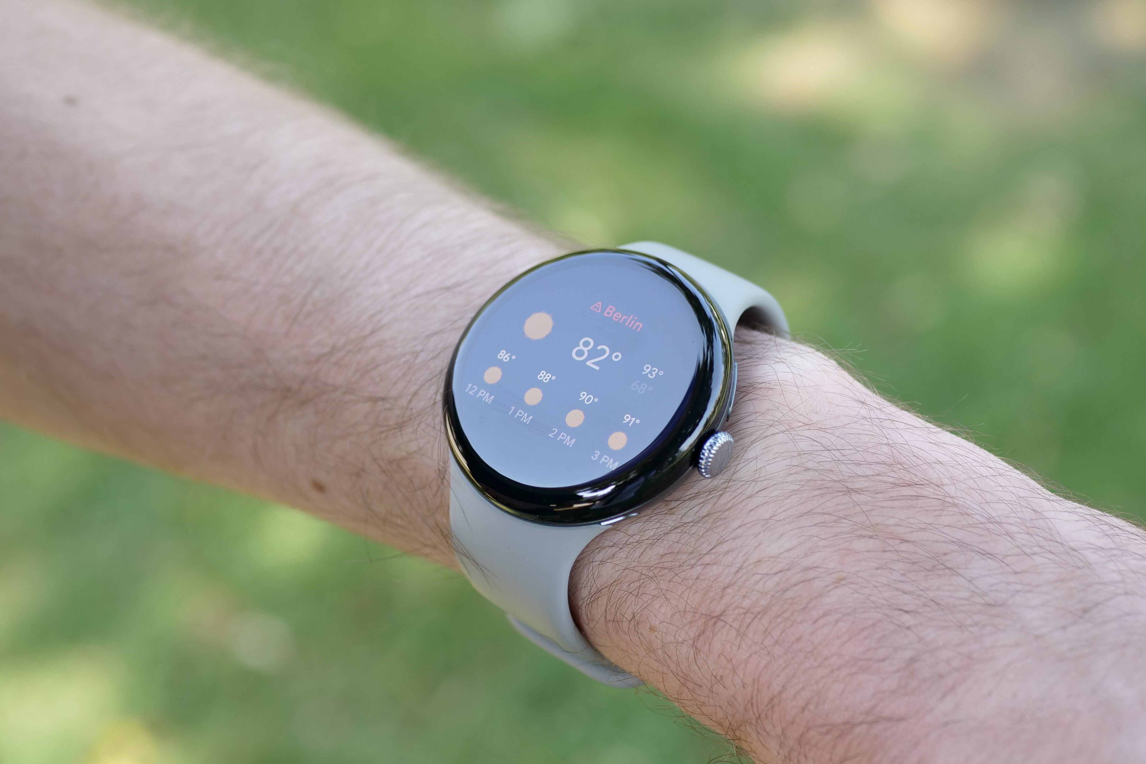 Плитка погоды на Google Pixel Watch 3.