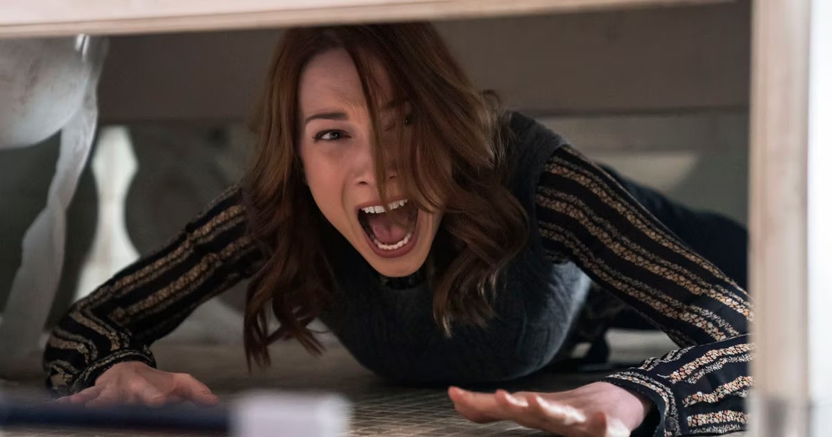 A woman screams on the floor in Halloween.