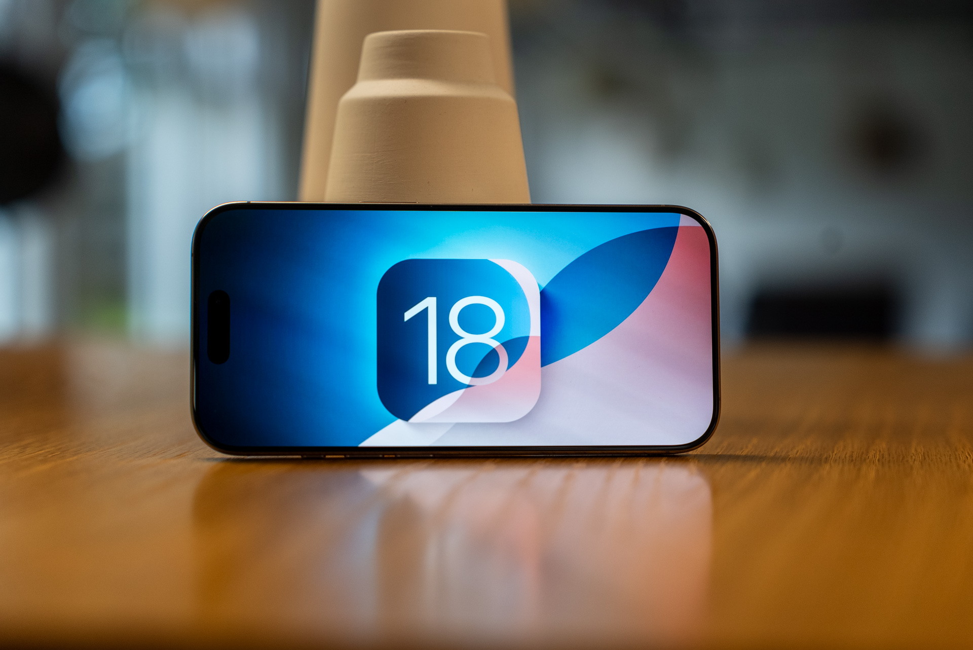 Логотип iOS 18 на iPhone 16 Pro