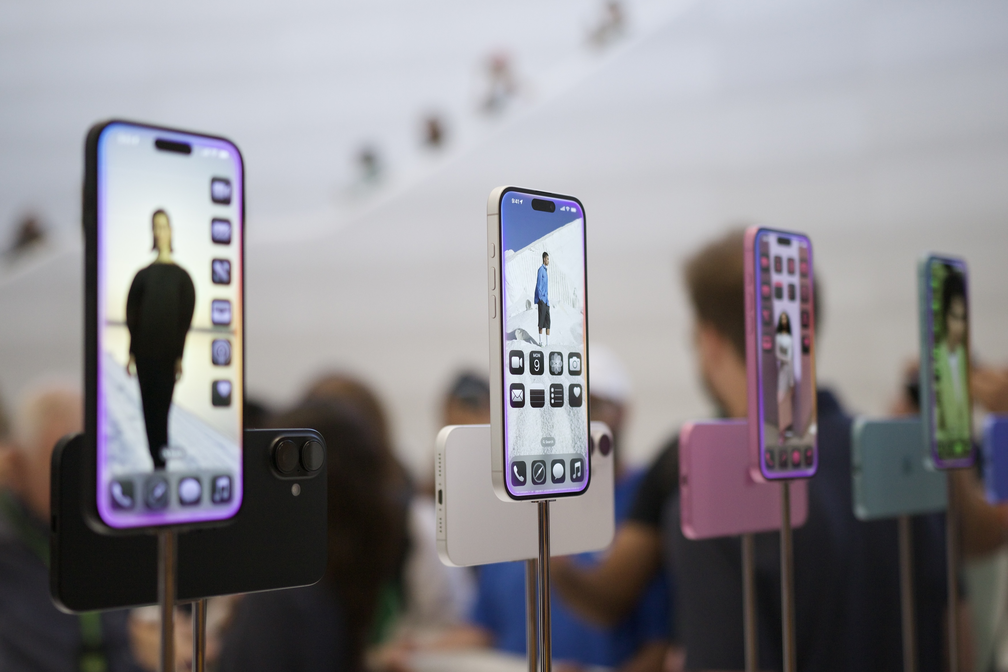 Modelos do iPhone 16 em exibição no Apple Park.