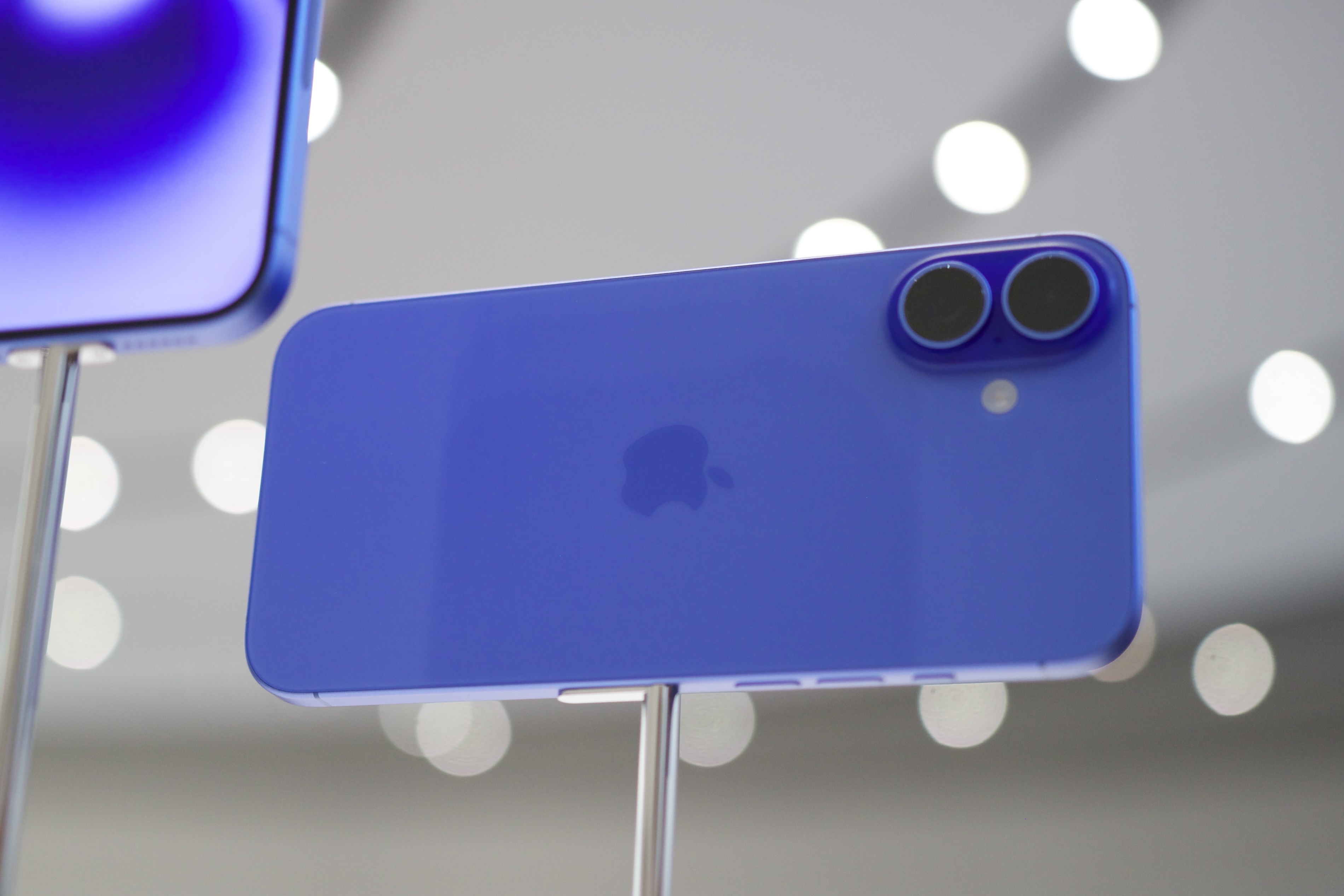 El iPhone 16 ultramarine.