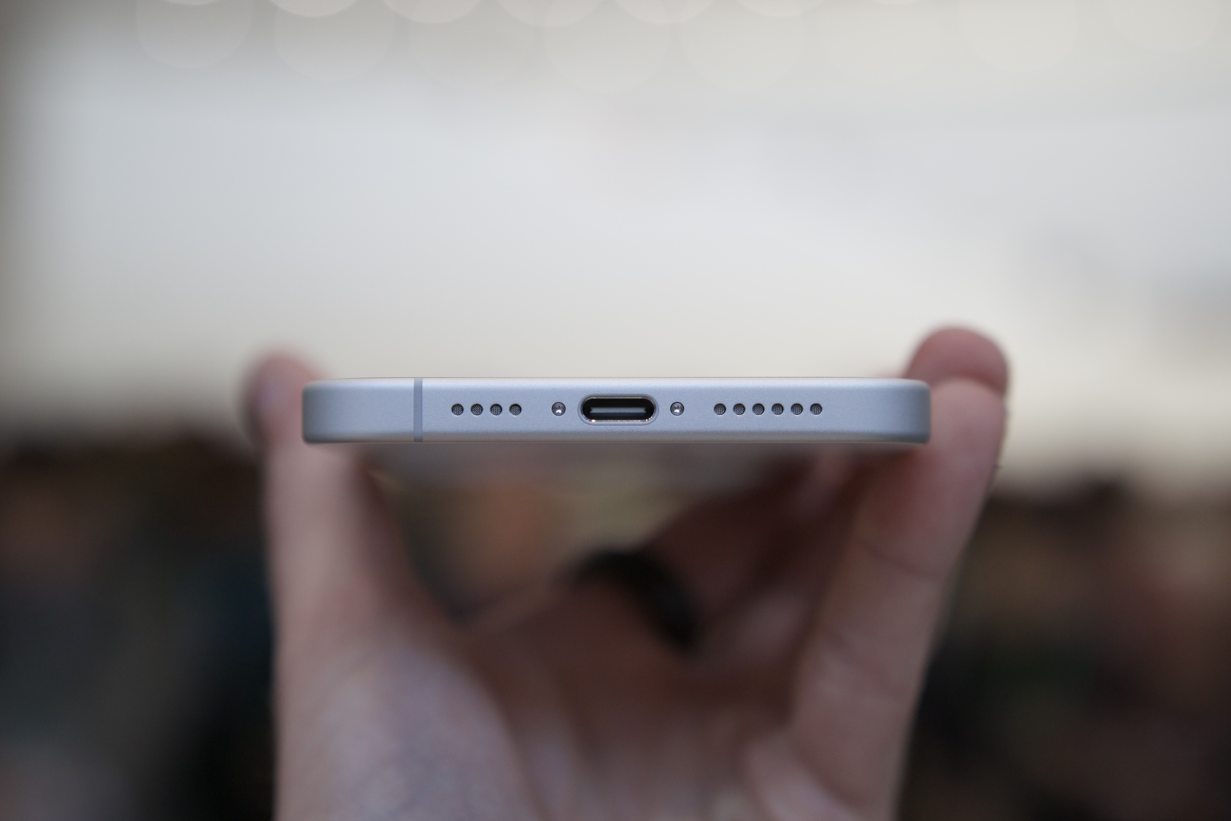 Does the Apple iPhone 16 have a headphone jack?