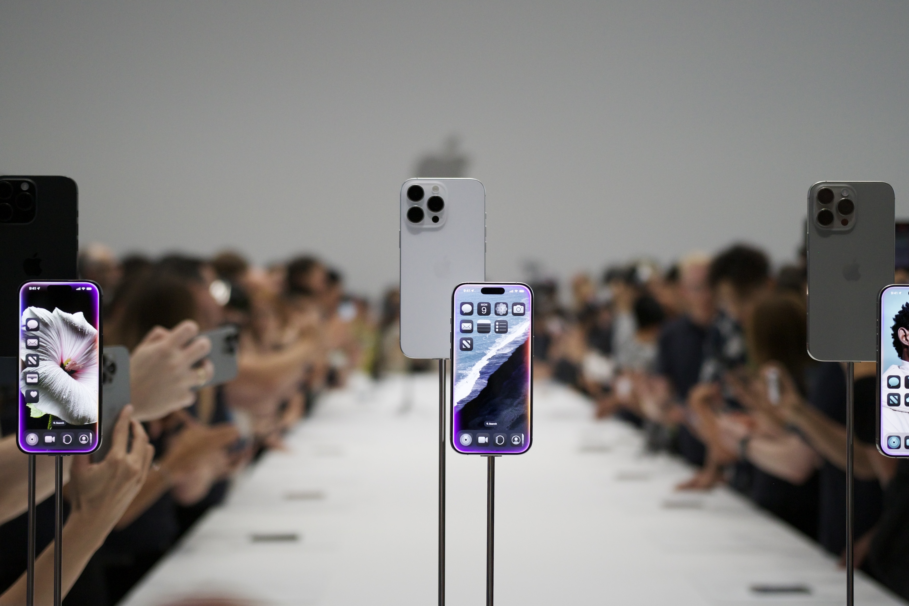 El iPhone 16 Pro en exhibición en Apple Park.