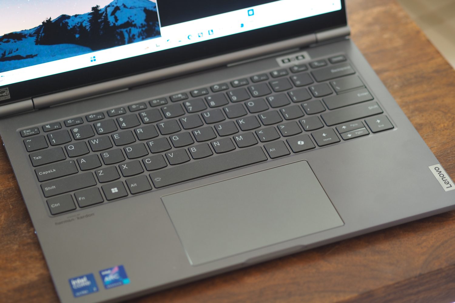 Vista superior del Lenovo ThinkBook Plus Gen 5 Hybrid que muestra el teclado y el panel táctil.