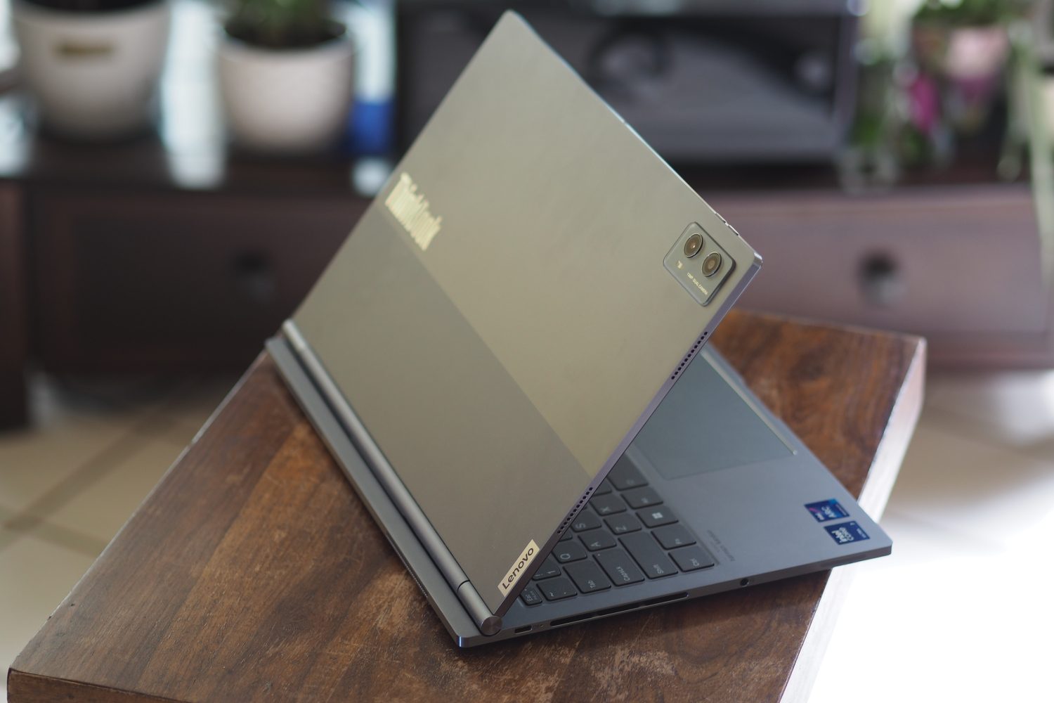 덮개와 로고가 표시된 Lenovo ThinkBook Plus Gen 5 Hybrid 후면 모습.