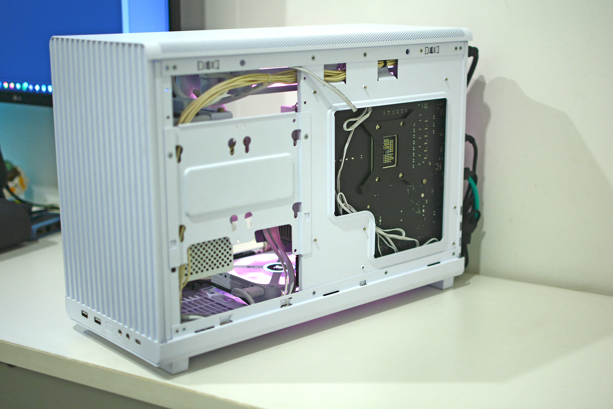 连力 A3-mATX 机箱，侧板已拆除。