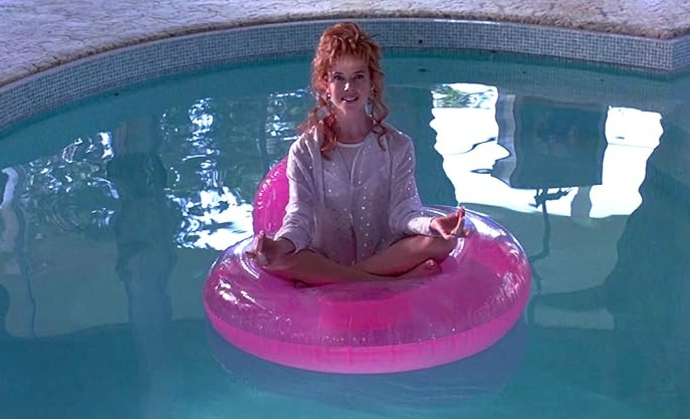 Uma mulher flutua em uma piscina em Mars Attacks!