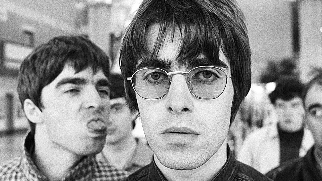 Le groupe Oasis pose pour une photo dans Oasis : Supersonic.