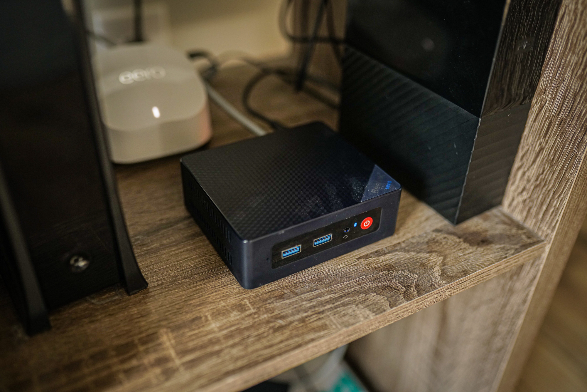 Un mini PC connecté à un routeur réseau.