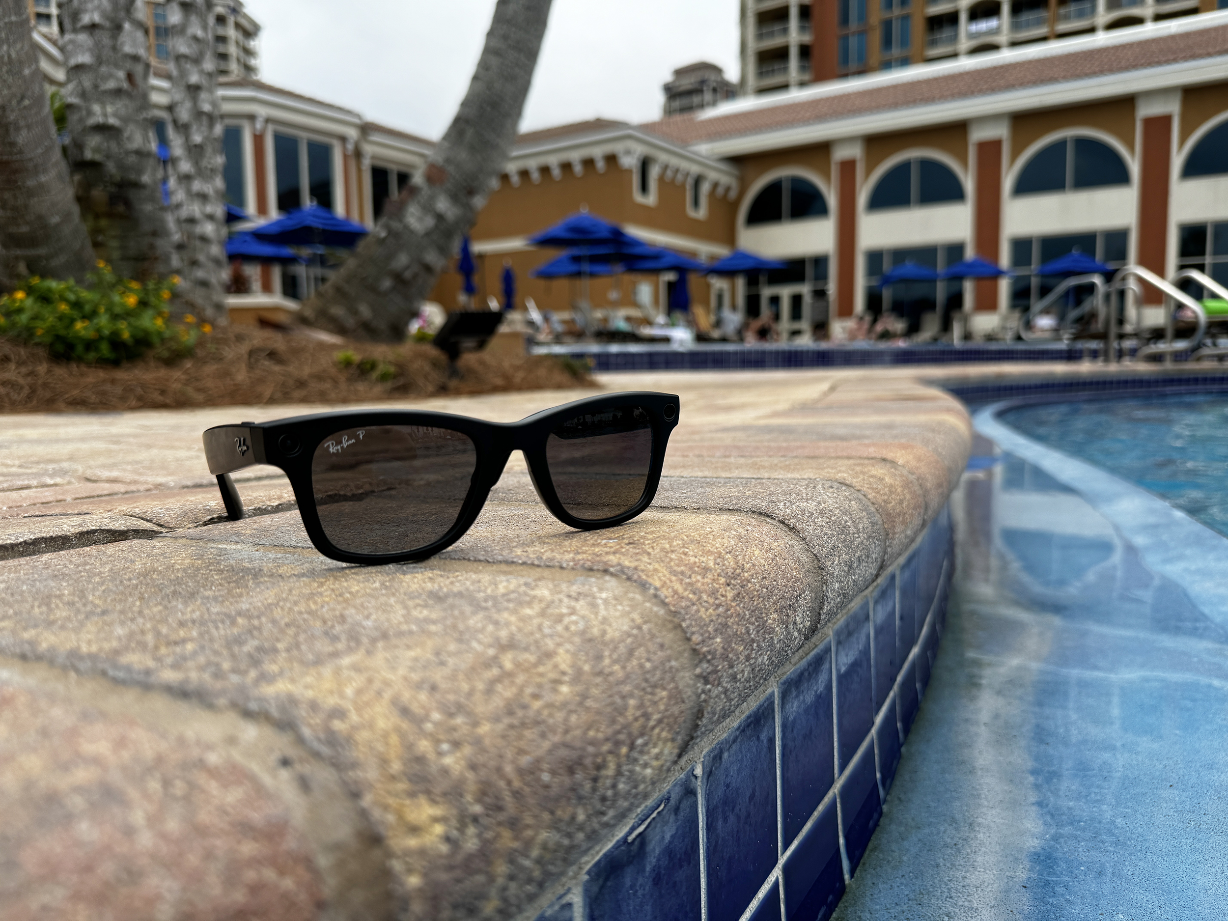 Die Ray-Ban Meta Datenbrille neben einem Pool.