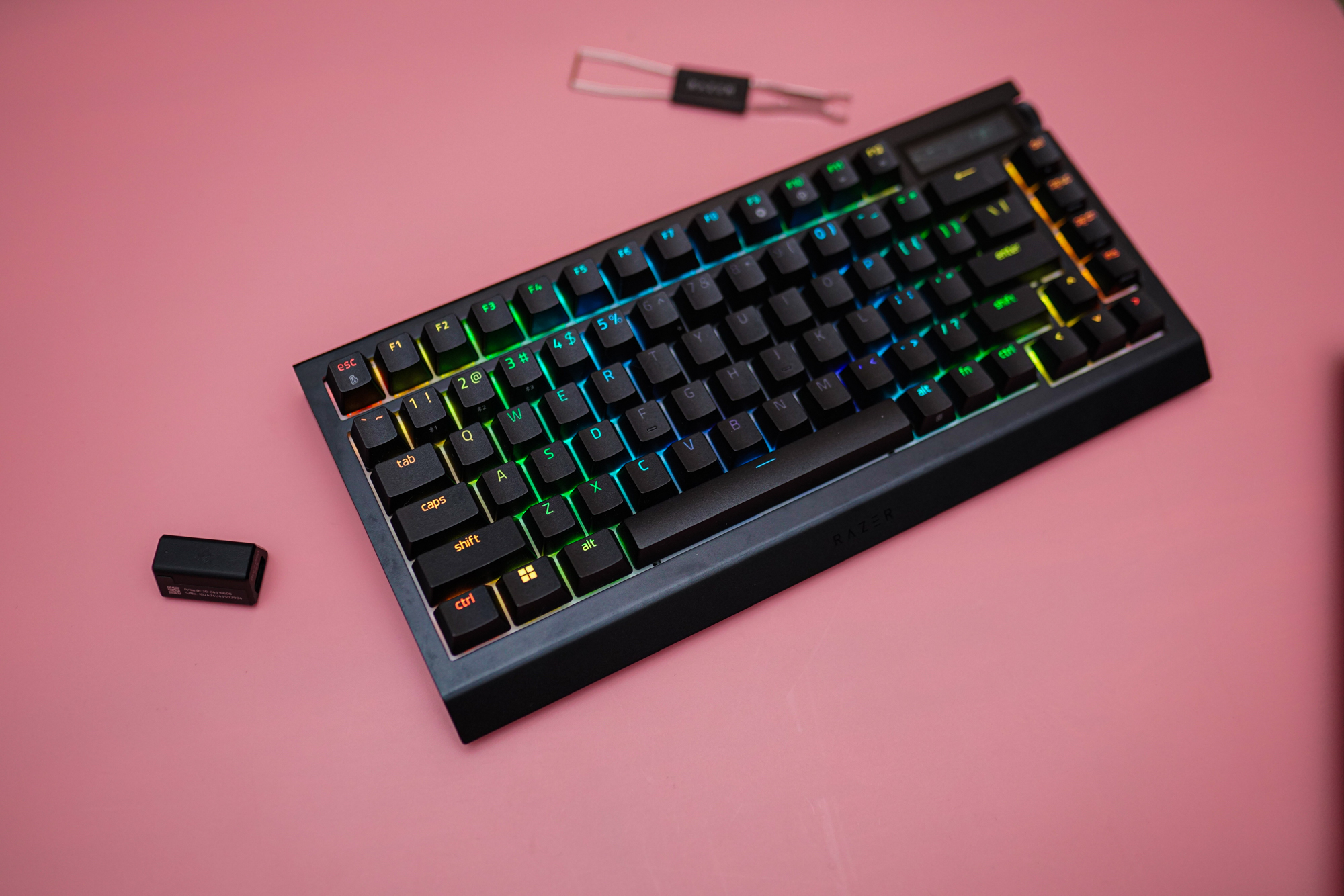 O Razer Black Widow V4 Pro 75% Wireless lavado em luz RGB.