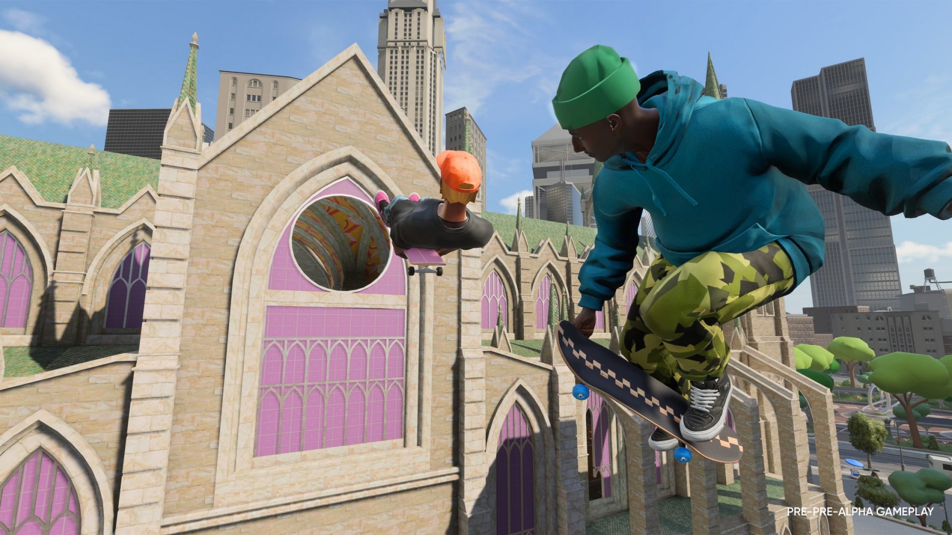 Deux personnes sur des skateboards s'apprêtent à entrer dans un tunnel au sommet d'une église.