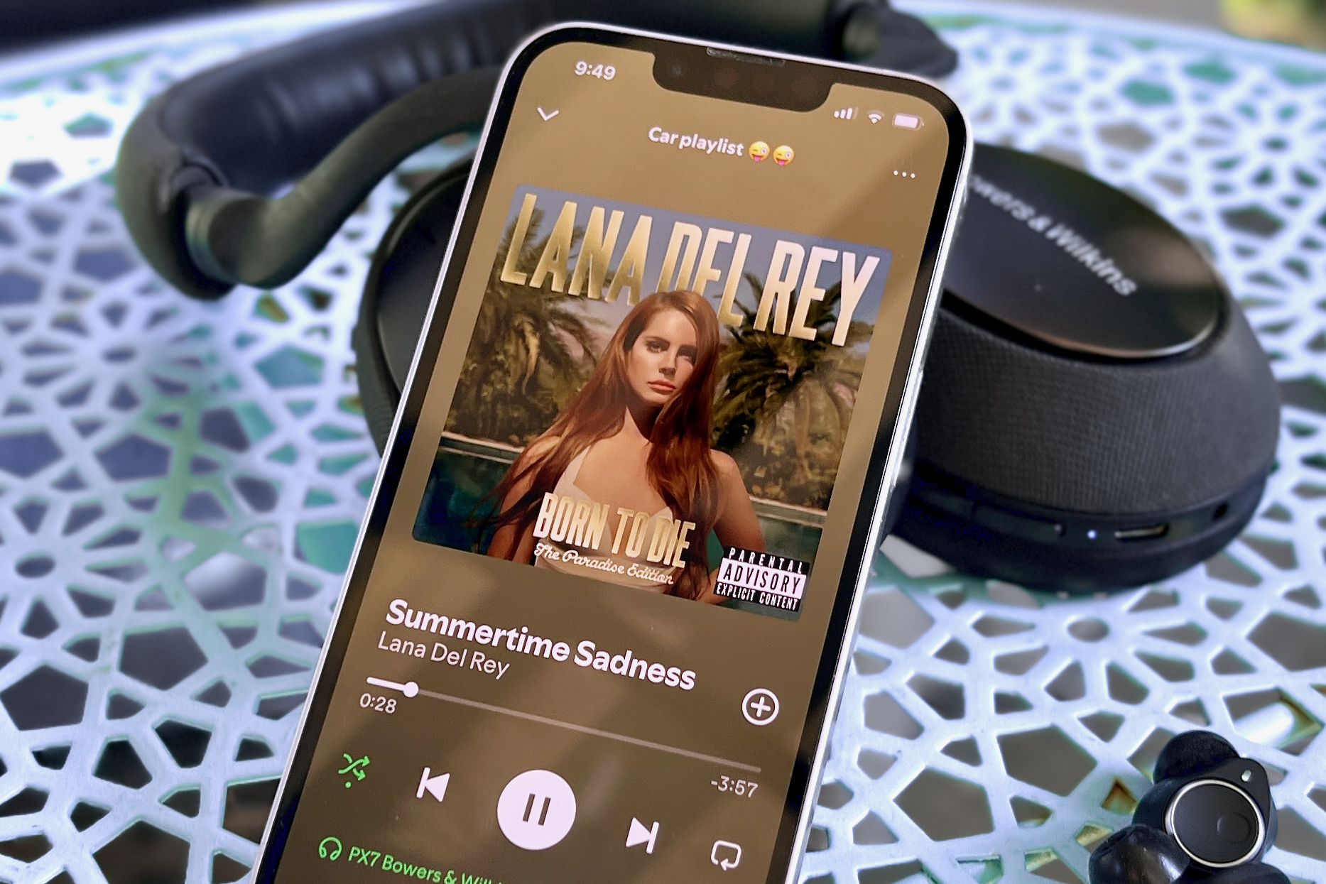 Приложение Spotify на iPhone, где играет Лана Дель Рэй.