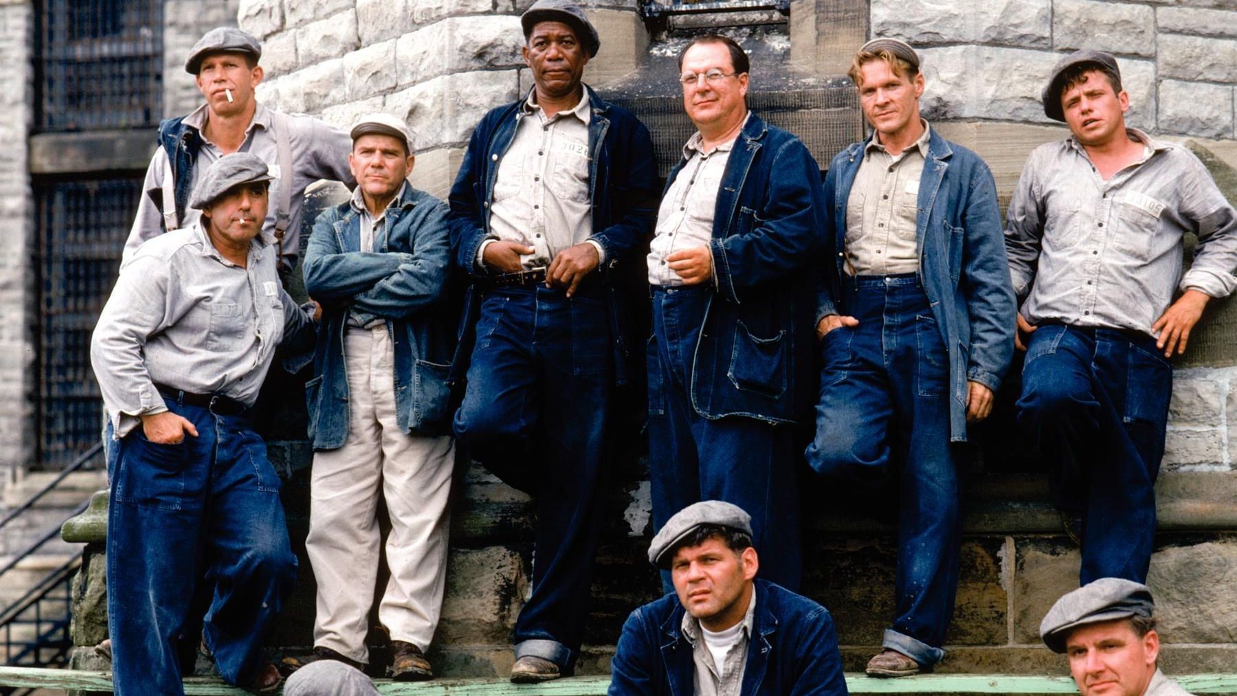 Un grupo de prisioneros posan para una fotografía en The Shawshank Redemption.