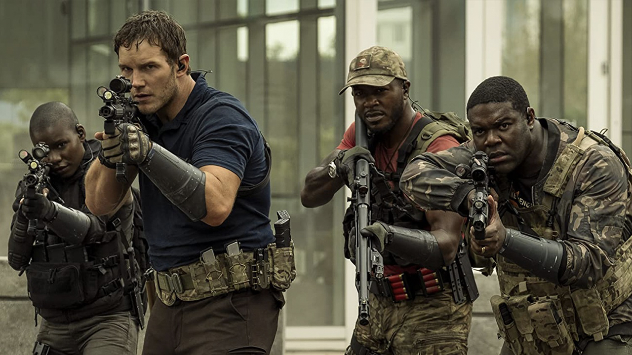 Chris Pratt liderando a otros soldados a la batalla con armas de fuego en The Tomorrow War.