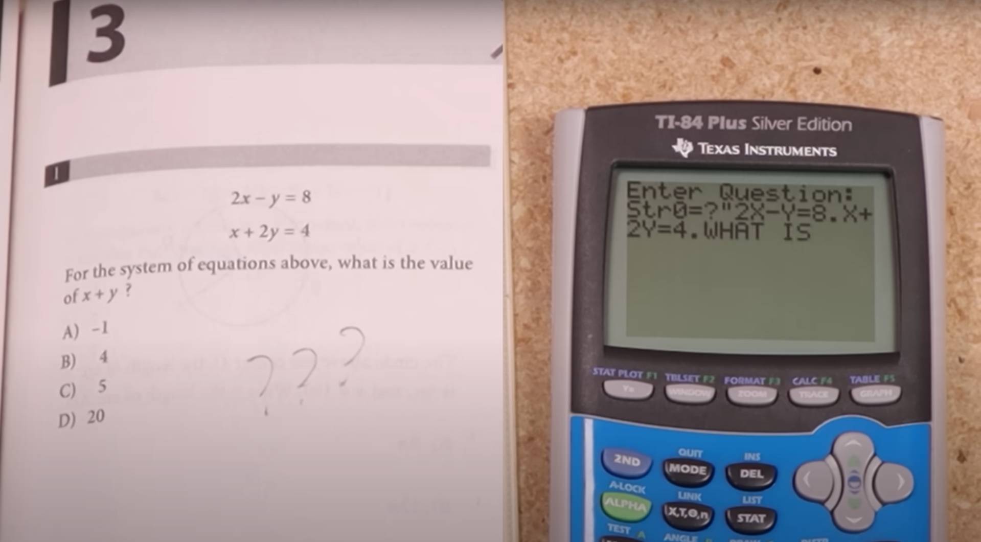 Una calculadora TI-84 junto a un libro de texto de cálculo