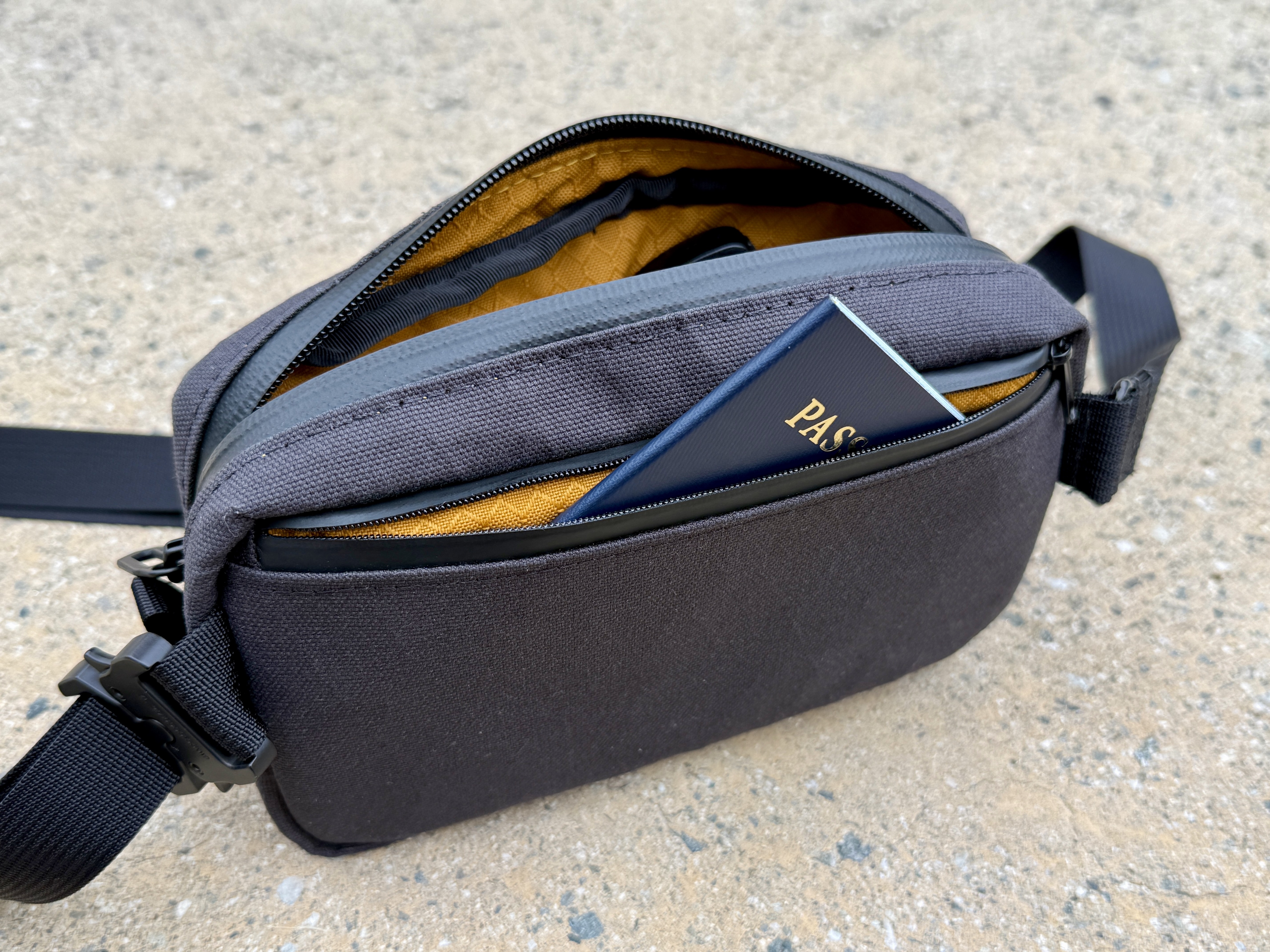 Waterfield Designs Shinjuku Sling en negro.