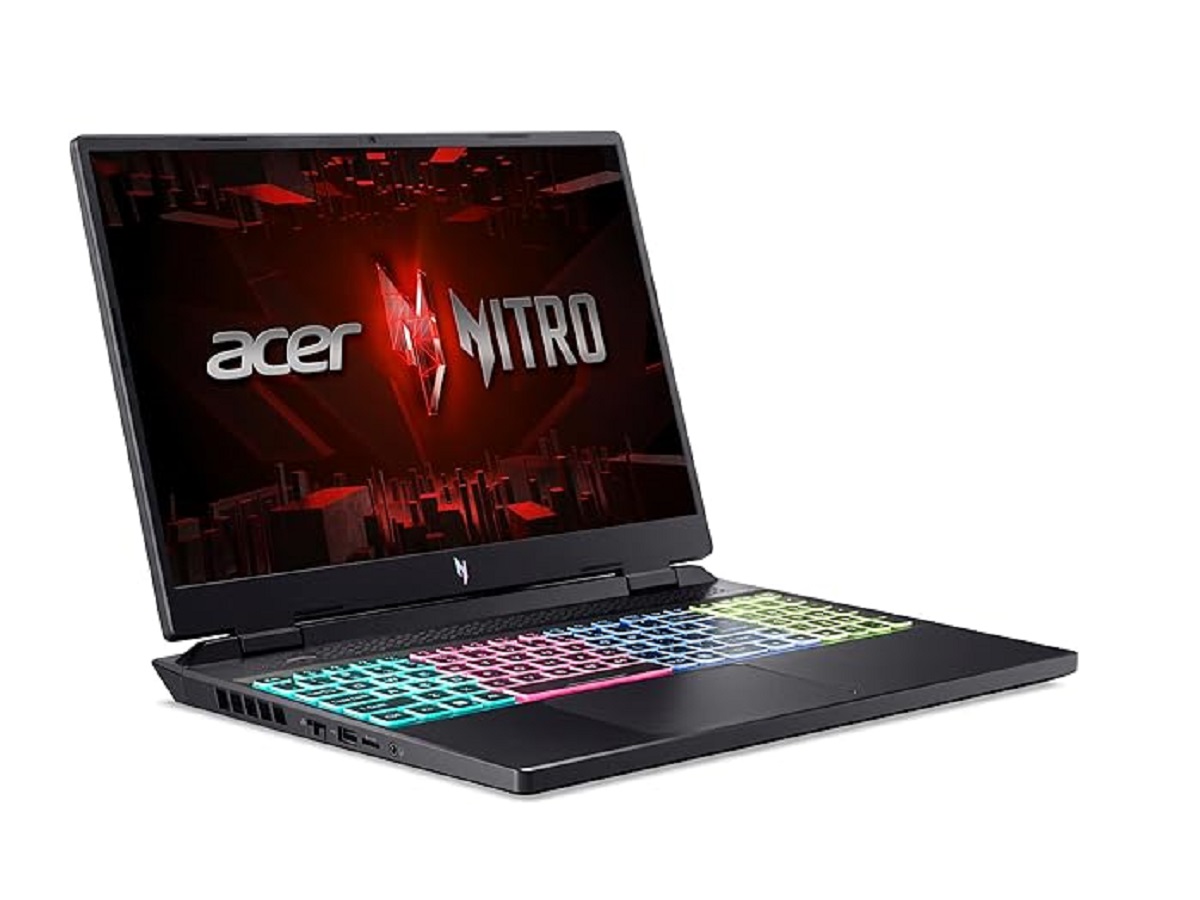 白色背景上的 Acer Nitro 16 游戏笔记本电脑。