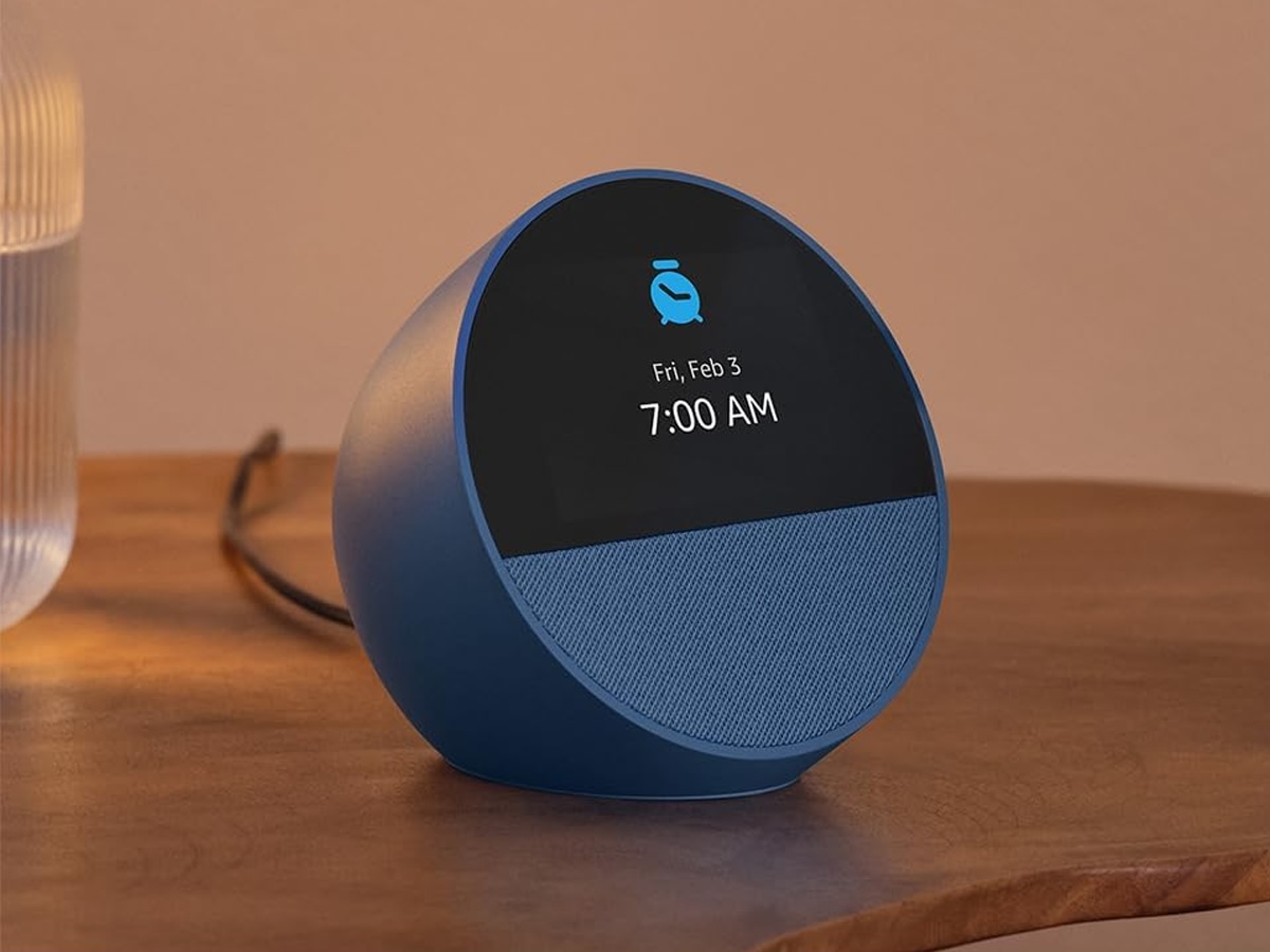 L'Amazon Echo Spot (2024) sur une petite table.