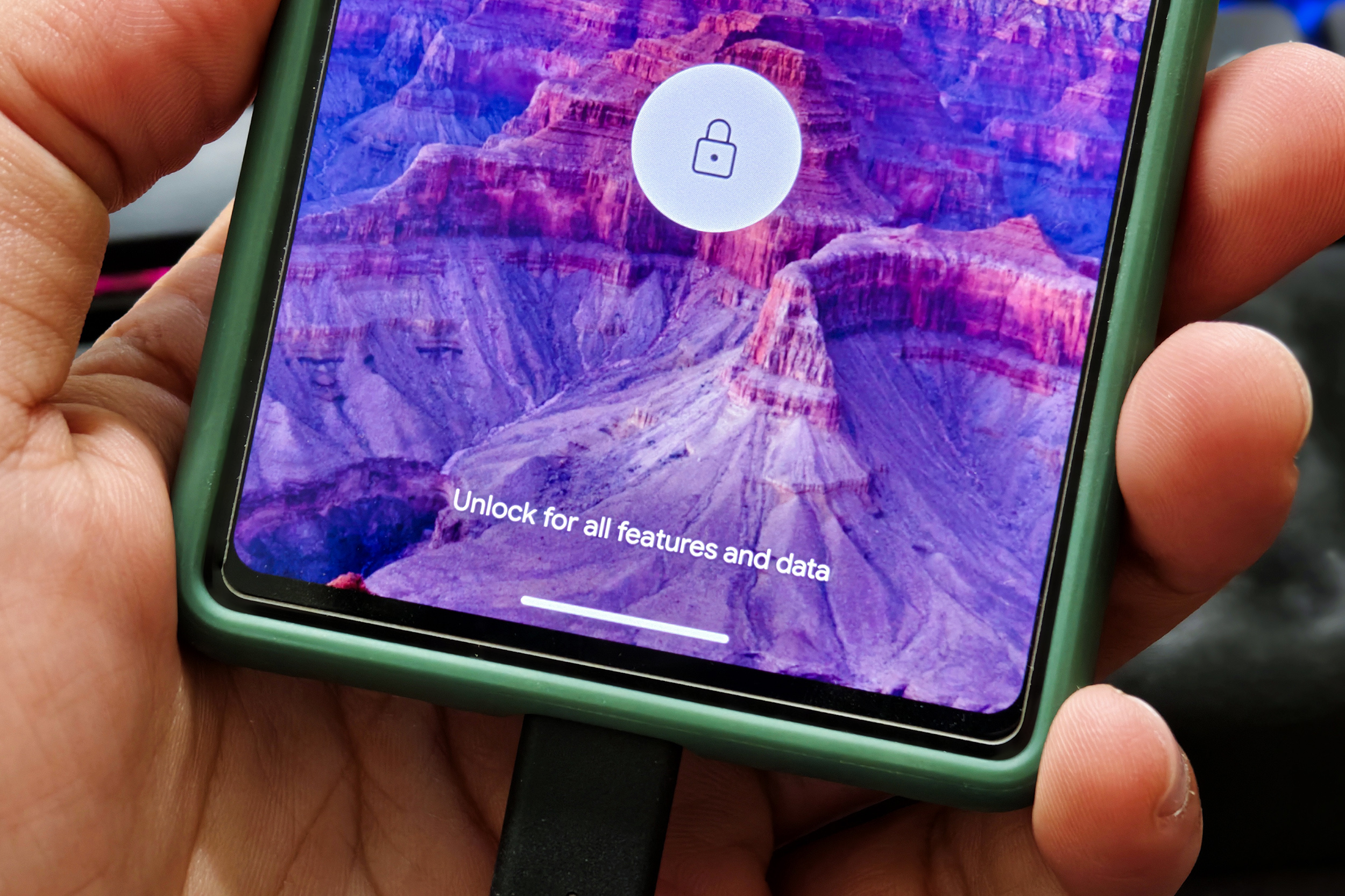 USB Lockdown Android 15, работающий на Google Pixel 6a, в руках.