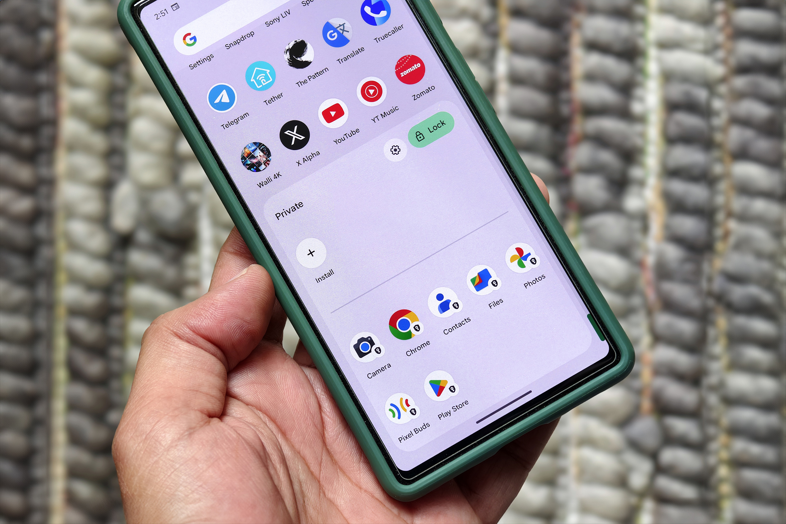 Android 15 上的私人空间在手持的 Google Pixel 6a 上运行。