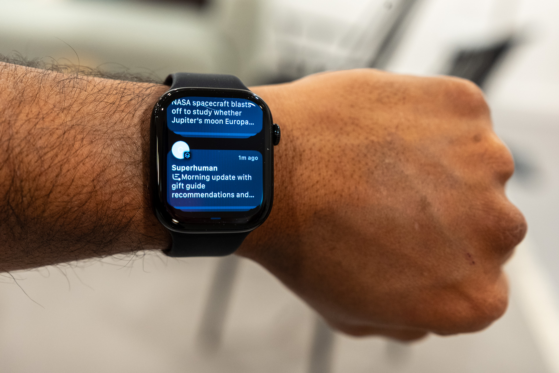 Résumé des notifications Apple Intelligence sur Apple Watch Series 10