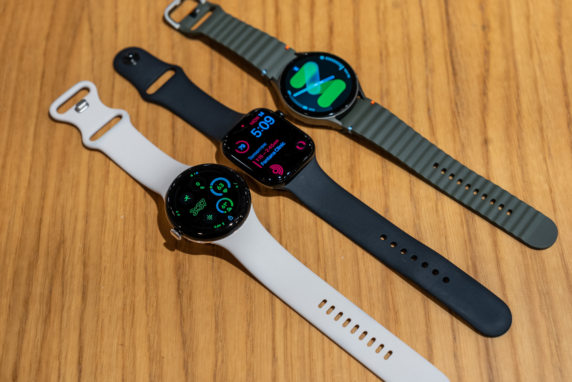 El Pixel Watch 3, el Apple Watch Series 10 y el Galaxy Watch 7 uno al lado del otro.