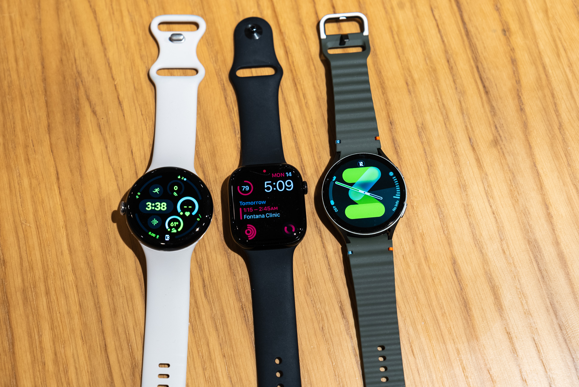 Pixel Watch 3, Apple Watch Series 10 und Galaxy Watch 7 auf einem Tisch.