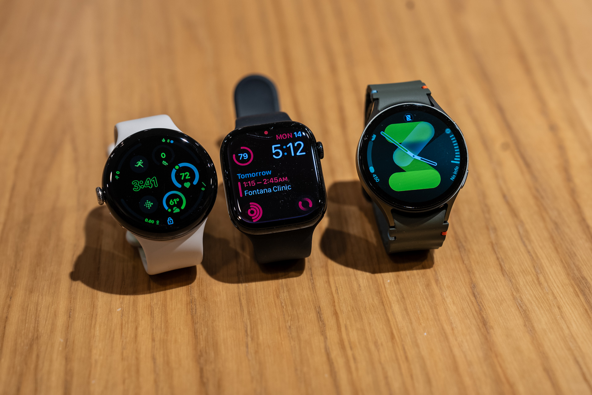 La Pixel Watch 3, l'Apple Watch Series 10 et la Galaxy Watch 7 côte à côte.