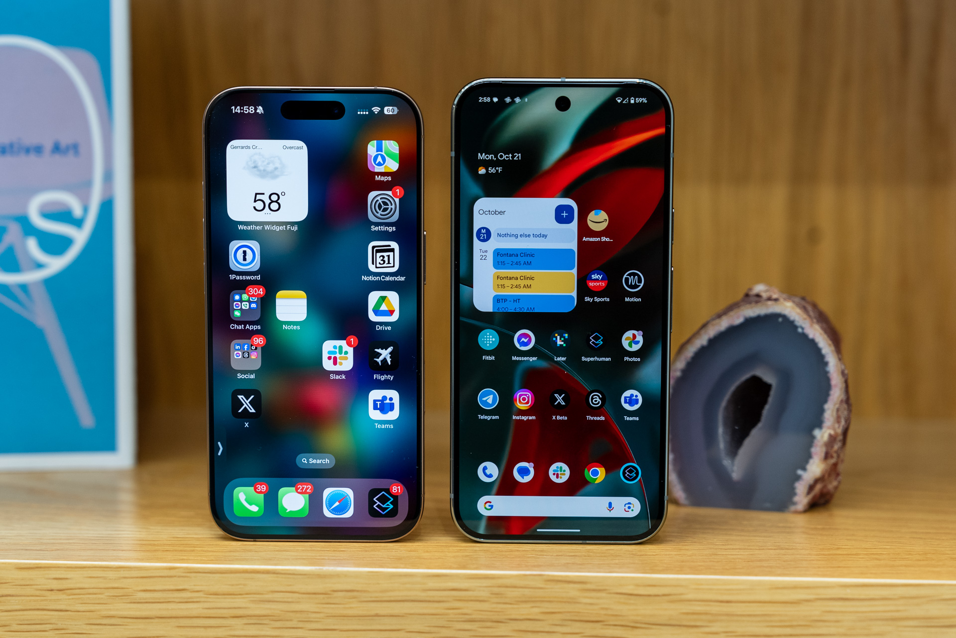 Der Bildschirm des iPhone 16 Pro neben dem Pixel 9 Pro