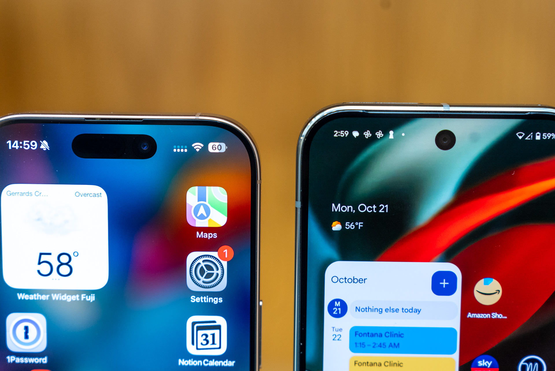 Nahaufnahme der Ränder der Bildschirme des iPhone 16 Pro und Pixel 9 Pro