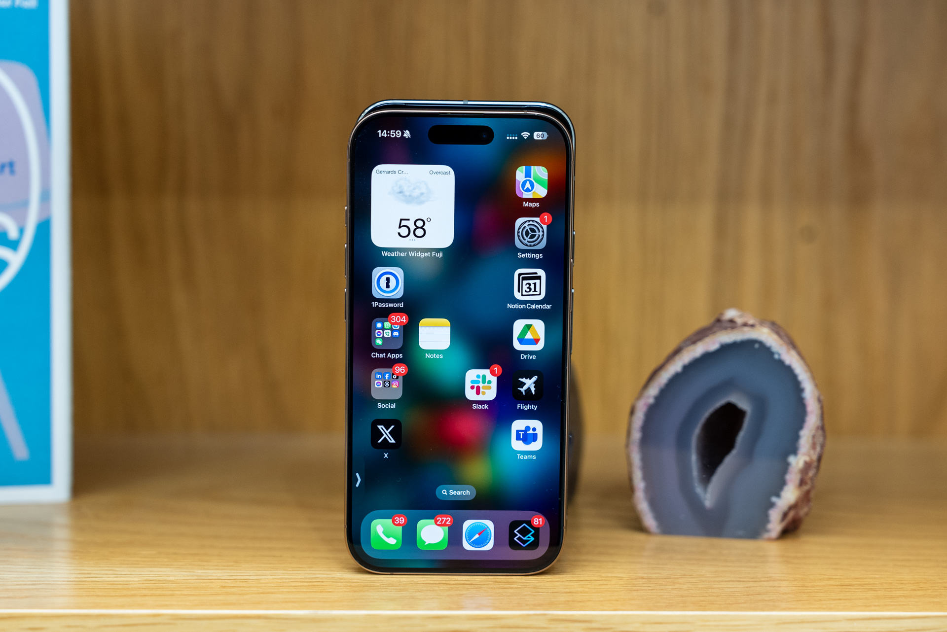 Das iPhone 16 Pro vor dem Pixel 9 Pro zeigt die kleinen Unterschiede in Höhe und Breite.