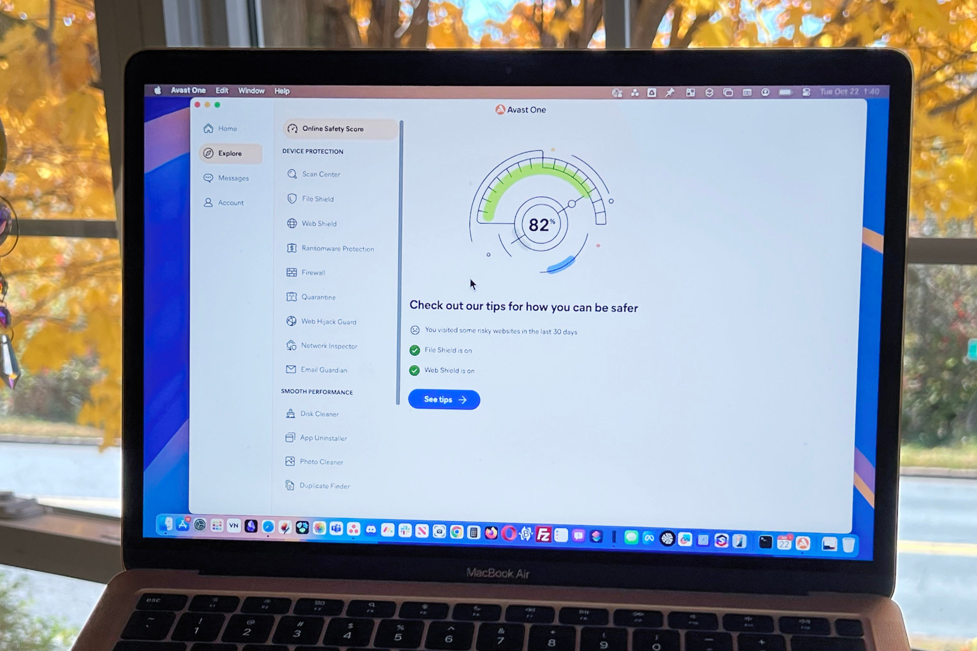 Avast One открыт на MacBook Air.