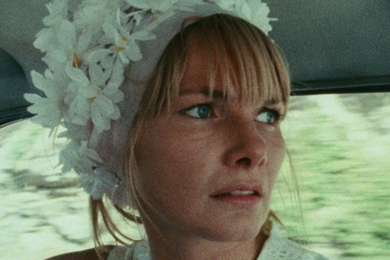 Barbara Loden sitzt in Wanda in einem schnell fahrenden Auto.