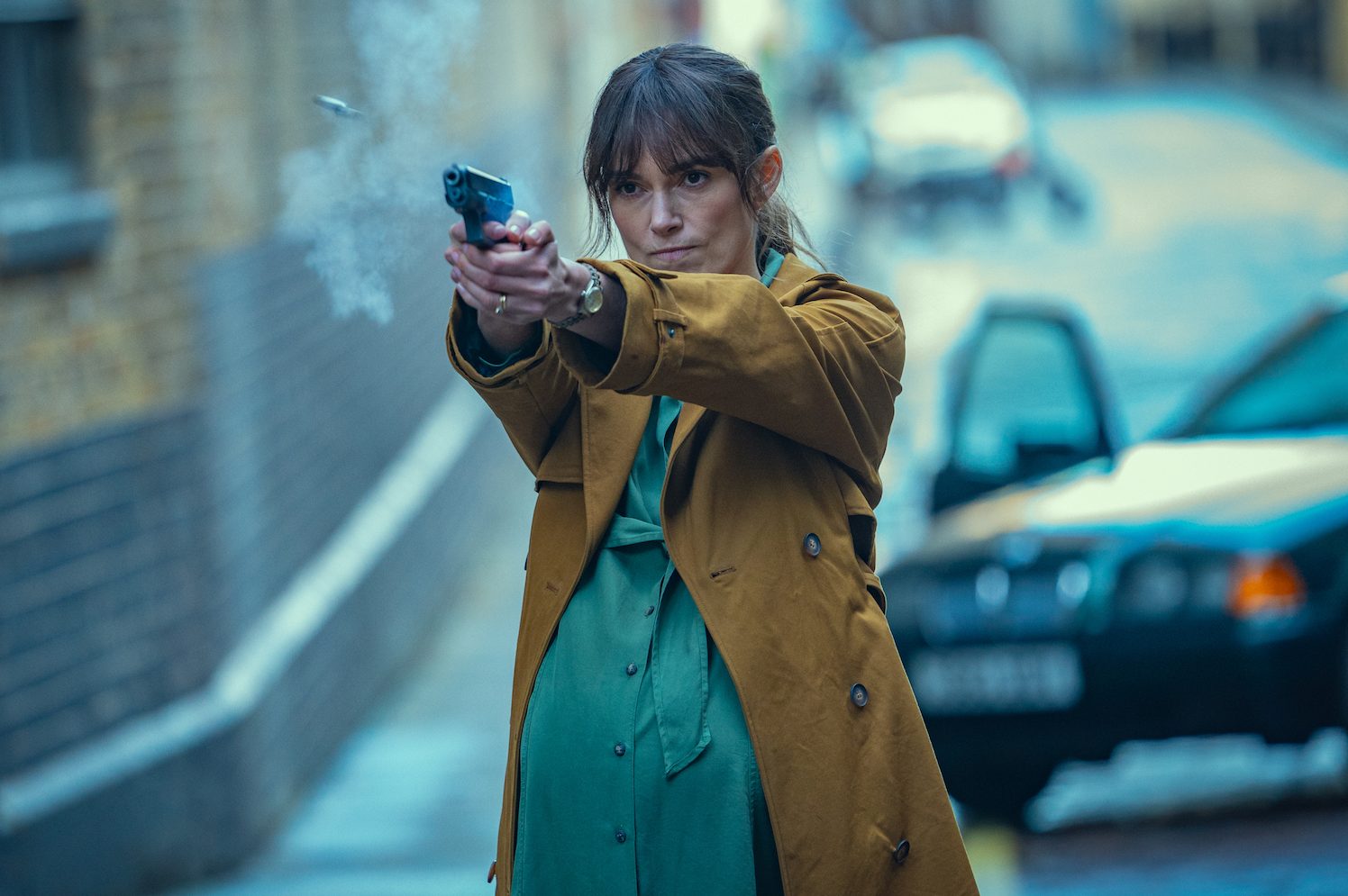 Keira Knightley tient une arme à feu et la pointe.