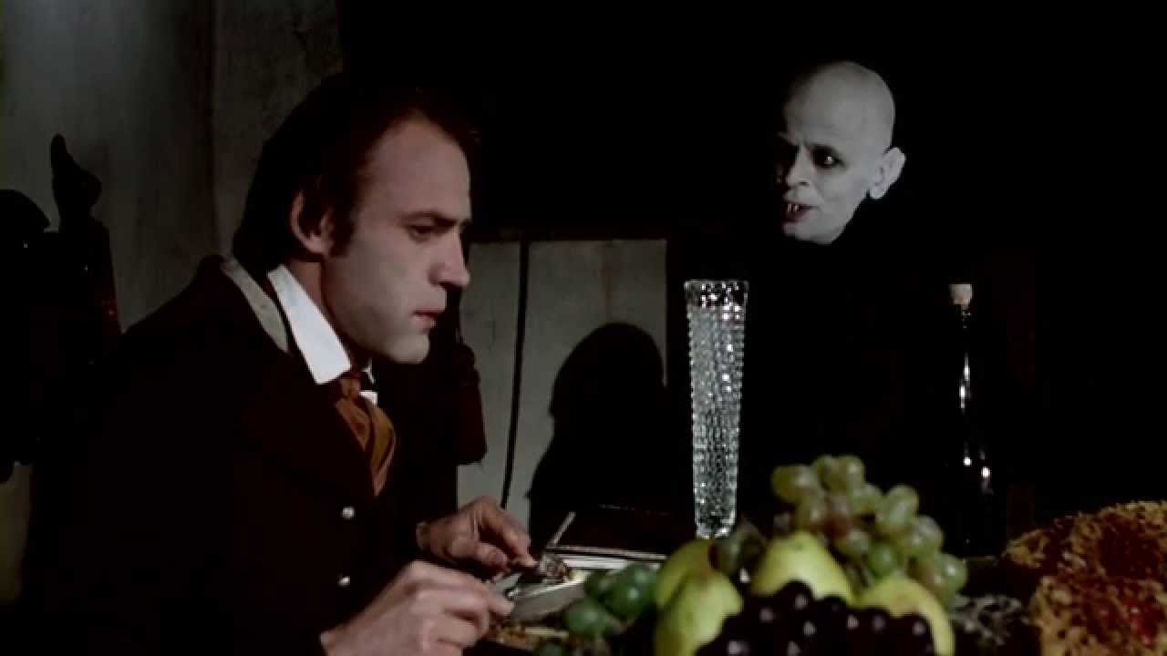 Bruno Ganz y Klaus Kinski como Jonathan Harker y el Conde Drácula en la mesa de Nosferatu el vampiro.