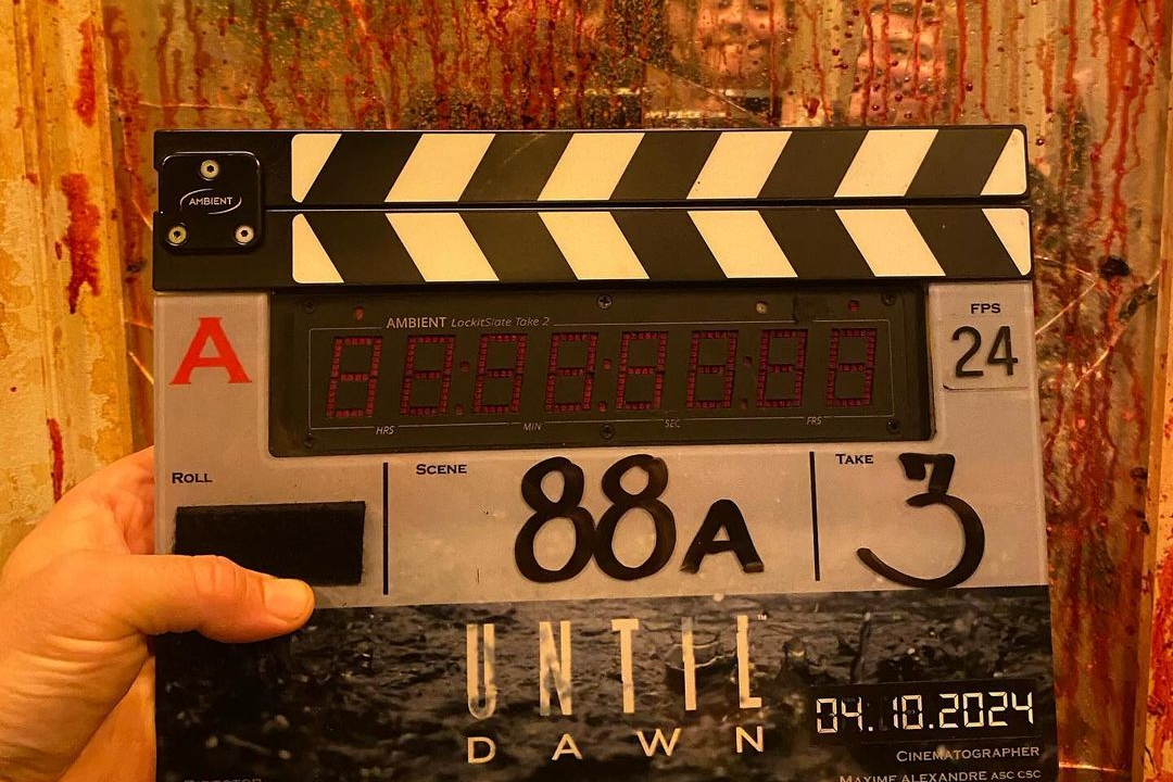 David F. Sandberg hält die Filmtafel „Until Dawn“ vor einen blutigen Spiegel.