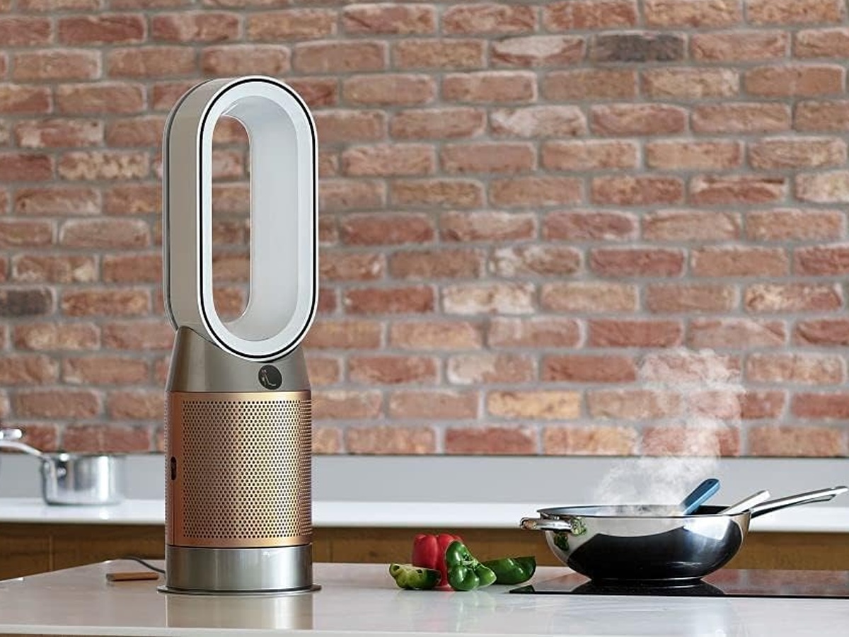 Dyson Hot+Cool HP09 Arındırıcı Formaldehit mutfak tezgahında.