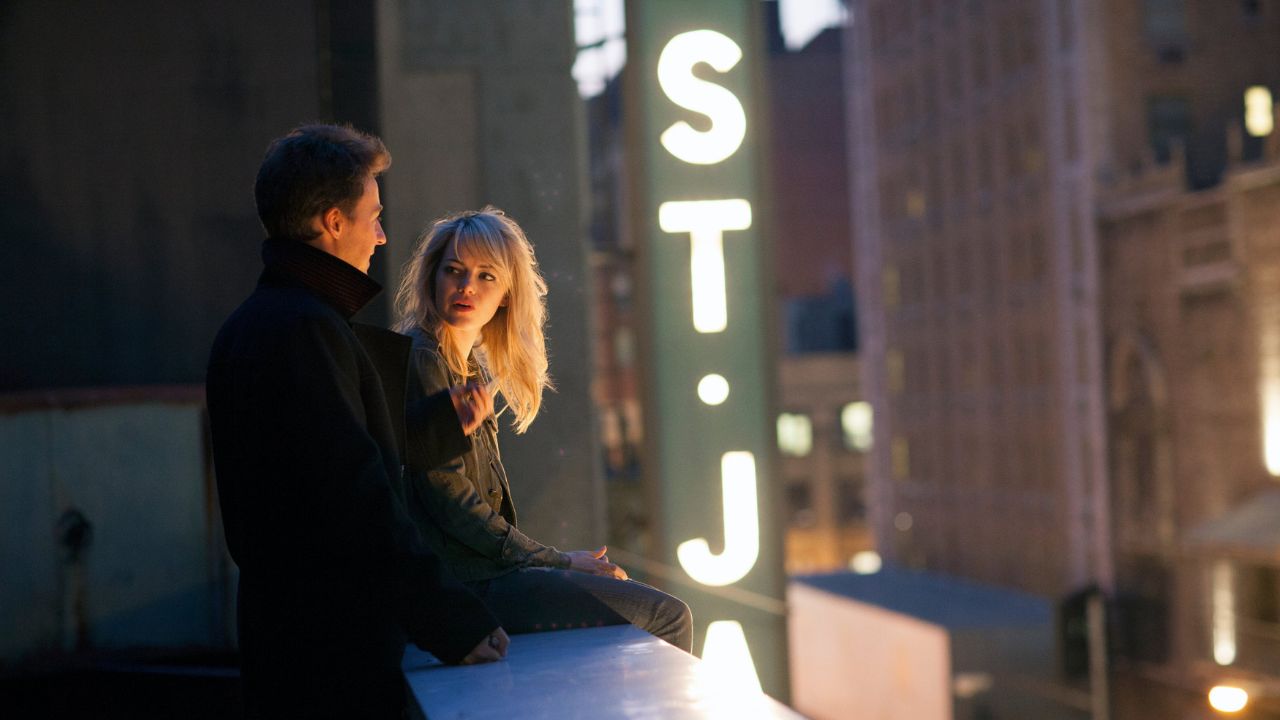 Edward Norton e Emma Stone como Mike e Sam conversando em um telhado em Birdman.