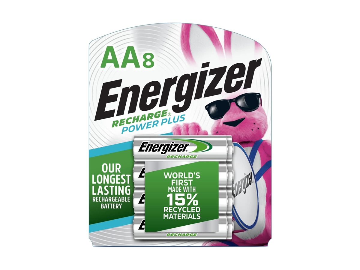 El paquete de 8 baterías recargables Energizer AA contra un fondo blanco.