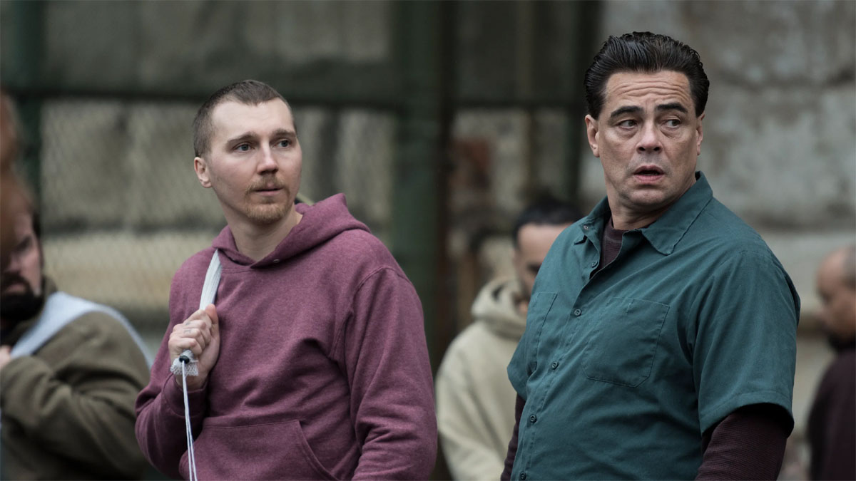 Paul Dano et Benicio del Toro dans Escape At Dannemora.